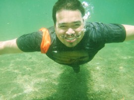 Winner po sya ng best underwater shot.  Haha!
